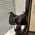 Schicke schwarze Schultertasche mit Krokodilprägung, Goldteilen und verstellbarem Riemen - Schwarz