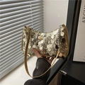 Bolso de hombro chic para mujer con grandes lentejuelas doradas y cadena de metal - Dorado