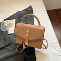 Elegante khakifarbene Umhängetasche mit Flechtstruktur, Goldschnalle und Tragegriff - Khaki