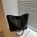 Bolso tote minimalista de cuero sintético negro con texto en relieve y gran capacidad de uso - Negro