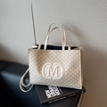 Schicke beige Tragetasche mit M-Monogramm-Print und kreisförmigem Relief-Logo - Gebrochenes Weiß