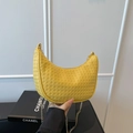 Gelbe gewebte Halbmond-Tasche mit goldener Kette in Hobo-Silhouette für Damen - Gelb