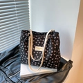 Bolso tote negro con estampado de lazos rosas, tela texturizada y asas largas beige - Con Colgante / Negro
