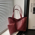 Vintage dunkelrote gewebte Tragetasche mit passender Tasche und Goldnieten - Rot
