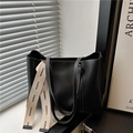 Bolso tote grande de cuero sintético negro con costuras en contraste y correa - Negro