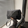 Borsa a tracolla quadrata in pelle verniciata nera con ganci in metallo oro - Nero