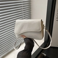 Bolso bandolera de charol blanco con solapa asimétrica y acabado brillante efecto espejo - Blanco