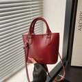 Vintage rote Eimer-Tasche aus Kunstleder mit Goldbeschlägen und Logo für Damen - Rot