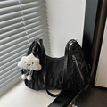 Borsa tote nera minimalista in tessuto increspato con ciondolo a nuvola di peluche - Con Ciondolo / Nero