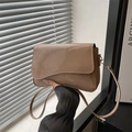 Borsa a tracolla kaki minimalista con finitura lucida e patta dal design asimmetrico - Cachi