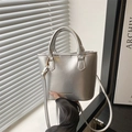 Schicke silberne Bucket Bag aus PU-Leder mit Doppelgriffen und goldenen Beschlägen - Silber