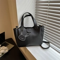 Grande borsa shopping nera minimalista con etichetta moda e ciondolo a coniglio - Nero