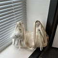 Borsa tote crema in ecopelle plissettata con un simpatico ciondolo a nuvola morbida - Con Ciondolo / Bianco