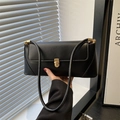 Bolso baguette negro de estilo minimalista en cuero mate con hebilla metálica dorada - Negro