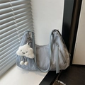 Mochila azul grisáceo con textura rugosa, borlas y un suave colgante de nube blanca - Con Colgante / Azul