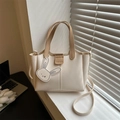 Borsa a secchiello minimalista bianco crema con manici kaki e logo fashion sul davanti - Bianco