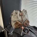 Borsa a secchiello in tela grigia con coulisse, dettagli in pelle e doppie tasche anteriori - Grigio Cemento