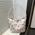 Weiße Bucket Bag mit Kirschmuster, langen Griffen und eleganter Halbmond-Silhouette - Weiß