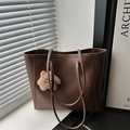 Minimalistische Einkaufstasche in Kaffeebraun aus mattem Leder mit süßem Teddy-Anhänger - Mit Anhänger / Braun