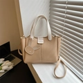 Borsa a secchiello beige minimalista con manici bianchi e ciondolo a forma di coniglio - Cachi