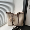 Schicke beige große Tragetasche mit dunkelbraunen Trägern und süßem Bärenanhänger - Mit Anhänger / Weiß