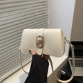 Bolso de hombro crema con hebilla dorada vintage y acabado de cuero suave - Blanco