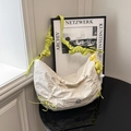 Borsa a mezzaluna in tela bianca con tracolla a pieghe verde neon e logo - Con Ciondolo / Bianco