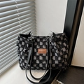 Bolso tote retro francés con patrón de cuadros blancos y negros y detalles de flecos - Negro