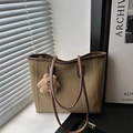 Große khakifarbene Tragetasche aus Kunstleder mit braunem Rand und Bärenanhänger - Mit Anhänger / Khaki