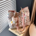 Bolso tote blanco con estampado de dibujos, cadena de perlas y colgante de oso - Con Colgante / Rosa