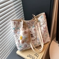Bolso tote blanco estampado con cadena de perlas y tierno colgante de oso de peluche - Con Colgante / Blanco