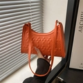 Elegante borsa sottobraccio arancione con trama a rombi e tracolla coordinata - Arancione