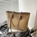 Minimalistische beige Tragetasche mit dunkelbraunen Ledergriffen und großem Fach - Khaki