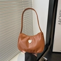 Bolso de hombro media luna en cuero PU marrón con corazón de perlas y lazo dorado - Marrón