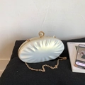 Elegante borsa a conchiglia bianco perla con catena d'oro e chiusura a perla - Bianco