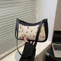 Borsa sottobraccio retrò con stampa a ciliegia, bordo nero e catena in un ambiente moderno - Nero