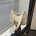 Bolso de hombro en pana blanca con textura de rayas verticales y diseño retro chic - Blanco