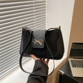 Sac bandoulière noir minimaliste avec texture daim et boucle en métal dorée en nœud - Noir