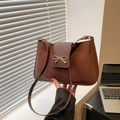 Sac à épaule minimaliste en daim marron foncé avec boucle dorée en forme de nœud - Marron