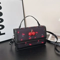 Sac bandoulière chic en cuir noir avec imprimés cerises et ornement 3D cerise - Noir