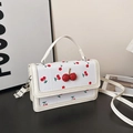 Sac carré en cuir blanc avec imprimé cerise et boucle cerise ornée de diamants - Blanc