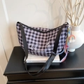 Borsa a tracolla alla moda a scacchi bianchi e neri con ricami e ciondoli colorati - Con Ciondolo / Nero