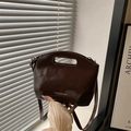 Bolso de mano de charol marrón oscuro con detalles de cadena y logotipo de moda - Marrón
