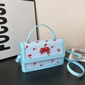Sac bandoulière bleu clair avec imprimé cerises et breloque cerise en strass décorative - Bleu