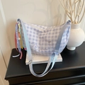 Borsa a tracolla a quadretti blu con ricamo a fumetti e spallina larga regolabile - Con Ciondolo / Blu