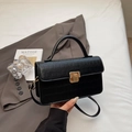 Borsa a mano nera con motivo a coccodrillo, chiusura dorata e tracolla in pelle - Nero