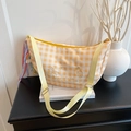 Borsa a tracolla a mezzaluna a scacchi gialli con ricami di orsetti e ciondoli colorati - Con Ciondolo / Giallo