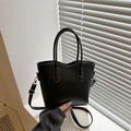 Bolso tipo cubo negro minimalista en estilo cuero con correa ajustable y detalle en relieve fashion - Negro