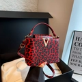 Schicke Umhängetasche mit rot-schwarzem Leopardenmuster und goldenem V-Metalllogo - Rot