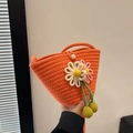Borsa a mano in paglia intrecciata arancione con fiori e chiusura con perla - Arancione